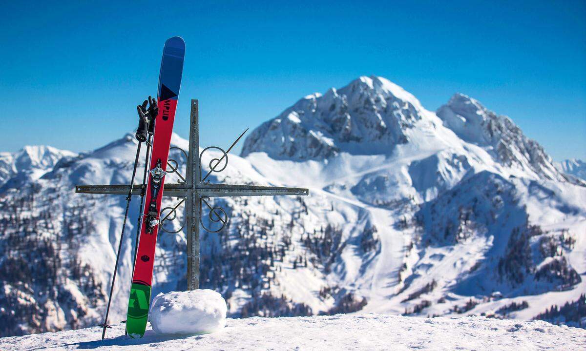 Südströmung. Dass das Nassfeld ein Schneeloch ist, hat es seiner südlichen Lage, sprich dem Adriatief, zu verdanken. Aber auch aus anderen Gründen wurde das größte Skigebiet Kärntens von skilike.com unlängst ausgezeichnet. Es gehört zu den „besten Skigebieten in Österreich“, vor allem in Sachen Preis-Leistung, Snowpark, Familienfreundlichkeit sowie Freeride-Areas. Aktuelle Schneehöhe: 190 cm. nassfeld.at, skilike.com