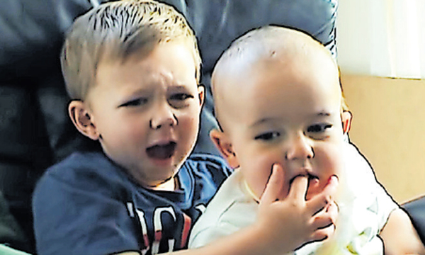 Charlie beißt Harry mehrmals in seinen Finger. Warum das 872 Millionen Mal angesehen wurde, ist nicht ganz klar.