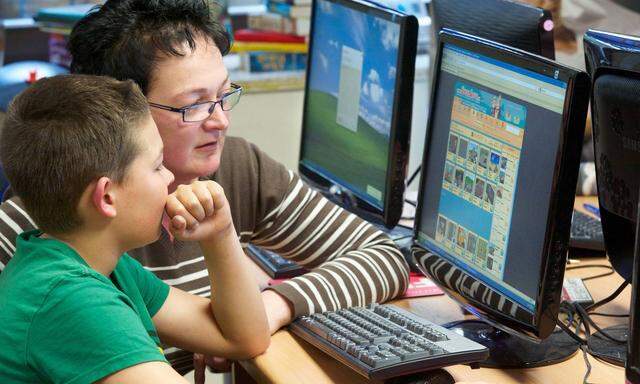 Mutter und Kind spielen ein Onlinespiel