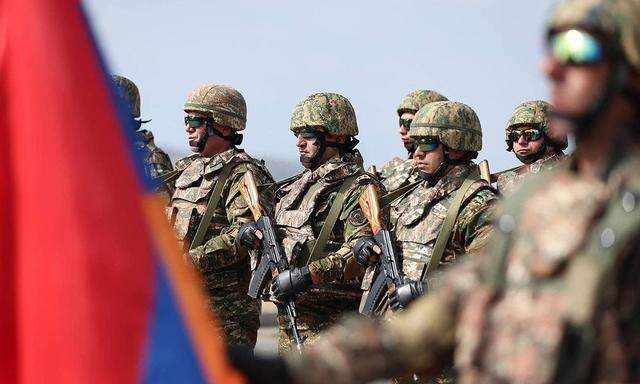Armenische Soldaten bei einem Festakt im Zusammenhang mit gemeinsamen Manövern mit US-Soldaten anno 2023.