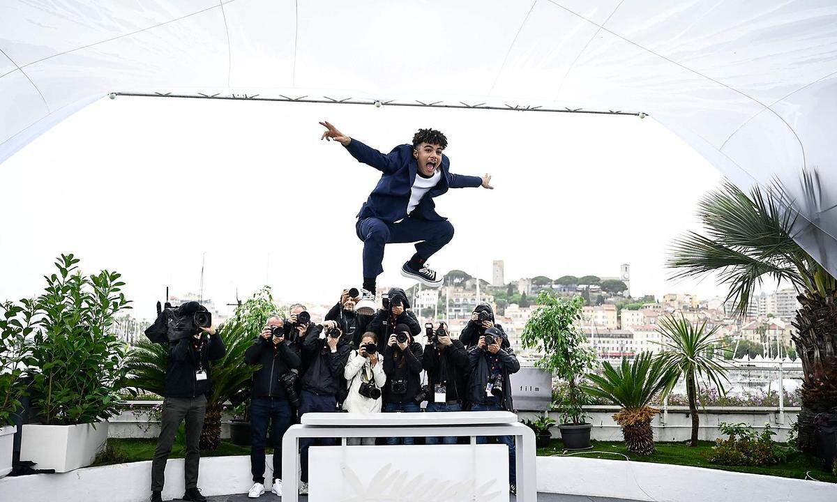 19. Mai. Der britische Schauspieler Ethann Isidore gibt während eines Fototermins für den Film "Indiana Jones und das Rad des Schicksals“ beim Filmfestival in Cannes alles.