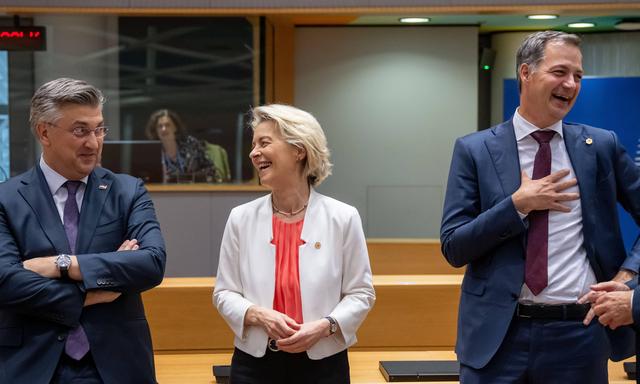 EU-Kommissionspräsidentin Ursula von der Leyen beim EU-Gipfel in Brüssel am Montag, gemeinsam mit dem belgischen Ministerpräsidenten De Croo und dem kroatischen Premierminister Plenkovic.