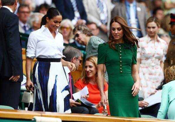 Zum Damenfinale von Wimbledon kam Herzogin Meghan mit Schwägerin Herzogin Catherine und deren Schwester Pippa Matthews. Die Herzogin von Sussex wählte einen Plisseerock von Hugo Boss und trug dazu eine Bluse von Givenchy.