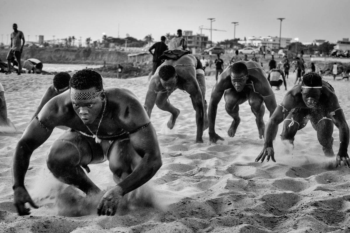 "Senegalese Wrestlers", Fotograf: Ángel López Soto. Im Senegal ist Wrestling sehr populär - noch beliebter als Fußball. Die Serie Wrestler in Dakar beim Trainieren.