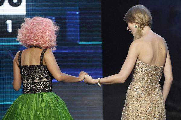 Der Farbvergleich: Nicki Minaj vs. Taylor Swift. Trinidad und Tobago vs. Pennsylvania.