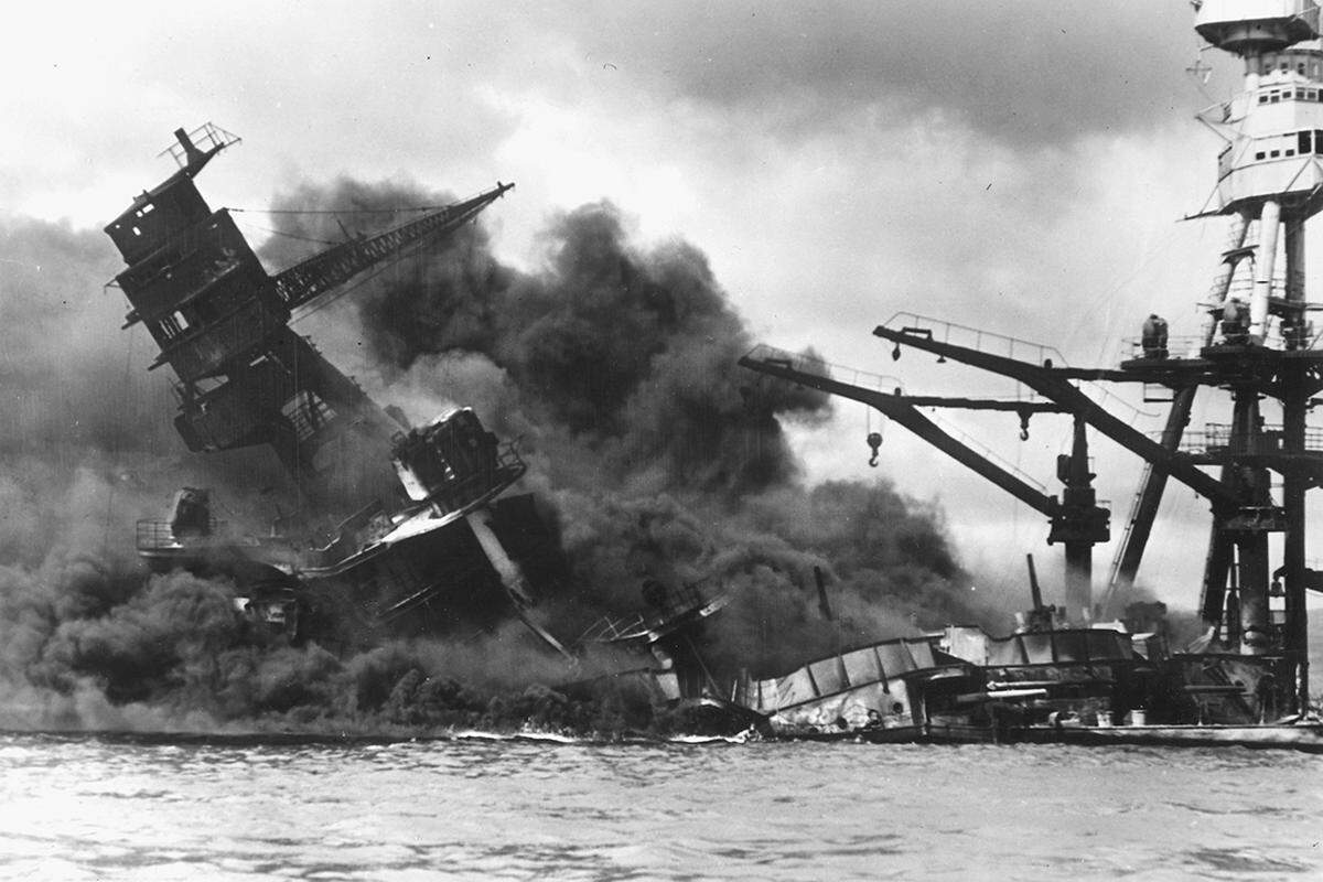 Beim Wort "Pearl Harbor" fällt vielen gleich das Wort "USS Arizona" ein. Das Schlachtschiff (Bild) war nach einem Volltreffer in sieben Minuten gesunken und wurde das Grab für mehr als 1100 Menschen. Täglich setzen Dutzende Boote zu dem weißen Mahnmal über. "Sie weint noch immer", heißt es, weil das nur wenige Meter unter der Wasseroberfläche liegende Wrack auch nach 75 Jahren noch Öl verliert. Angehörige und Touristen werfen hier Blüten ins Wasser und schweigen einfach.