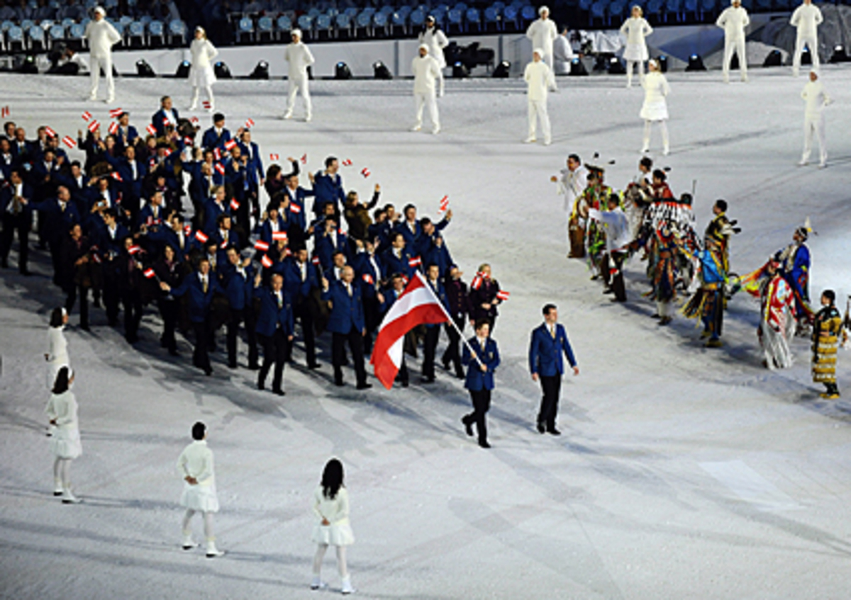 Linger marschierte beim Einzug der Nationen als Fahnenträger an der Spitze der österreichischen Abordnung, neben ihm schritt sein Bruder Wolfgang, dem er dann auch die Flagge überreichte. Es war ein Wunsch von Andreas Linger gewesen, dass diese Ehre auch seinem Partner, mit dem er in Turin zur Goldmedaille gefahren war, zuteilwird.