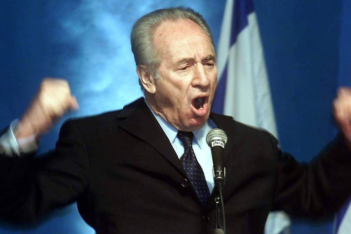 Emotionale Aufwallungen waren Shimon Peres' Sache selten. Umso auffälliger, wenn er sich trotzdem einmal ereiferte, wie hier, als er seiner Arbeitspartei 2001 ins Gewissen redete, doch mit dem ungeliebten rechten Likud eine Einheitsregierung zu bilden.