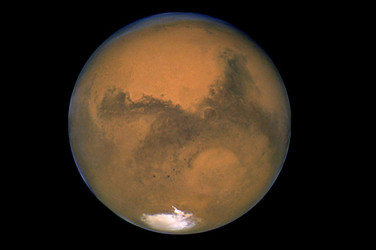 Ziel der Mission ist der mit knapp 6800 Kilometern Durchmesser etwa halb so große äußere Nachbar der Erde - der Mars. Seinen Namen hat der Planet aufgrund seiner blutroten Farbe vom römischen Kriegsgott bekommen. Die rot-orange Färbung entsteht durch Eisenoxid-Staub, der in der Oberfläche und der Atmosphäre liegt.Im Bild: eine Aufnahme des Hubble-Weltraumteleskops vom 26. August 2003.