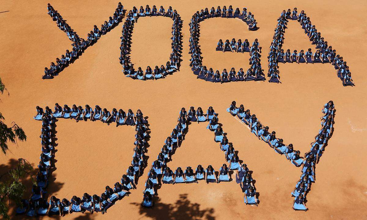 Am 21. Juni ist nicht nur der längste Tag des Jahres, sondern auch Welt-Yoga-Tag. Den haben die Vereinten Nationen 2014 beschlossen. In ihrer Erklärung heißt es, der Tag sei der Erkenntnis geschuldet, „dass Yoga einen ganzheitlichen Ansatz für Gesundheit und Wohlbefinden bietet“ und „dass eine weitere Verbreitung von Informationen über die Vorteile der Ausübung von Yoga förderlich für die Gesundheit der Weltbevölkerung wäre“.