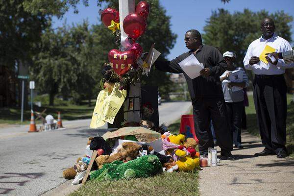 Der Fall des 18-Jährigen sei "erneut der absurde Tod eines Farbigen", sagte der Anwalt von Browns Familie, Benjamin Crump. Er vertrat bereits die Angehörigen des 17-jährigen Trayvon Martin, der im Februar 2012 in der Stadt Sanford in Florida erschossen worden war. Der Schütze George Zimmerman gab damals an, in Notwehr gehandelt zu haben und wurde freigesprochen. 