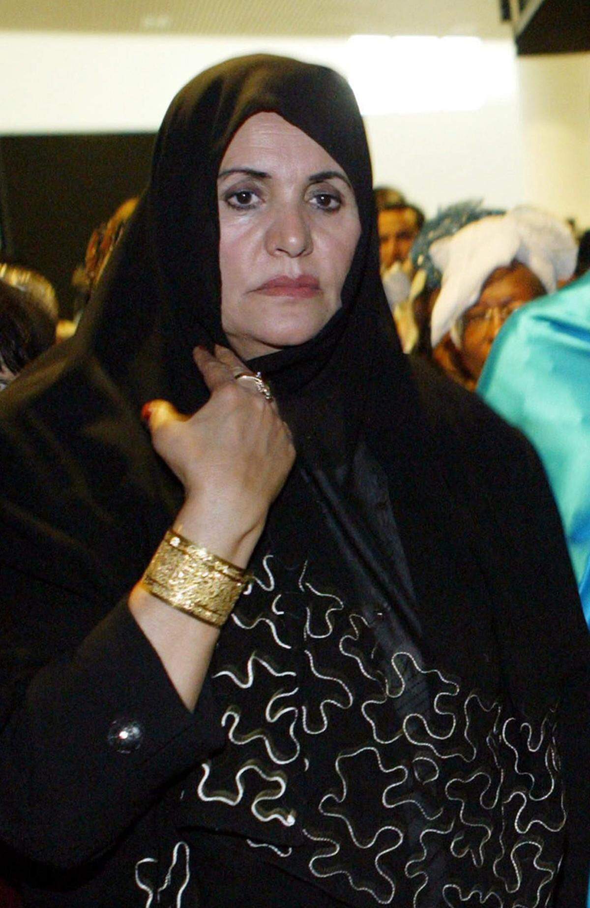 Die zweite Ehefrau des libyschen Diktators Muammar al-Gaddafi und Mutter von sieben seiner acht Kinder trat seltener in den Vordergrund als ihre Kolleginnen in Tunesien, Ägypten und Syrien. Wenn, ließ sie sich als brave Hausfrau und Mutter darstellen. Im Hintergrund soll sie aber auch großen politischen Einfluss gehabt haben. Während des Aufstands setzte sie sich zusammen mit drei ihrer Kinder nach Algerien ab.