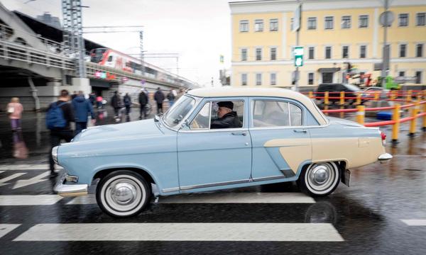 Archivbild eines Wolga-Vintage-Autos im Oktober 2023 auf einer Straße in Moskau.