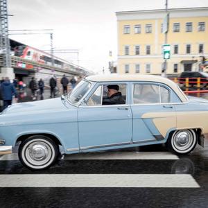 Archivbild eines Wolga-Vintage-Autos im Oktober 2023 auf einer Straße in Moskau.