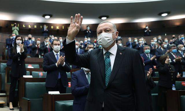Der türkische Präsident Erdoğan bei einer Parlamentssitzung in Ankara. Sein Reformpaket soll Investitionen in die türkische Wirtschaft wieder ankurbeln.