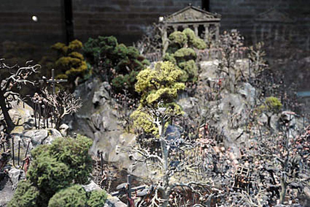 Die Briten Jake und Dinos Chapman zeigen "Fucking Hells" - eine Installation mit teils grausam entstellten Miniaturfiguren.