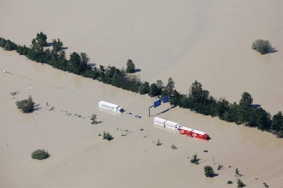 Autofahrer wurden in Deggendorf von der Sturzflut nach dem Dammbruch überrascht.