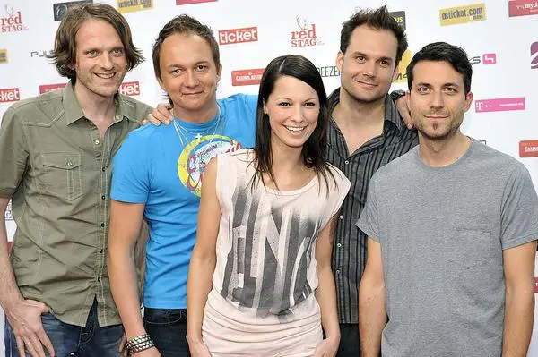 Die &quot;Ich lebe ...&quot;- Sängerin Christina Stürmer besuchte das BORG in Linz und belegte den musischen Zweig. Nach 2 Jahren brach sie allerdings die Schule ab und begann eine Lehre als Buchhändlerin. Es folgte ihr Durchbruch als Sängerin.