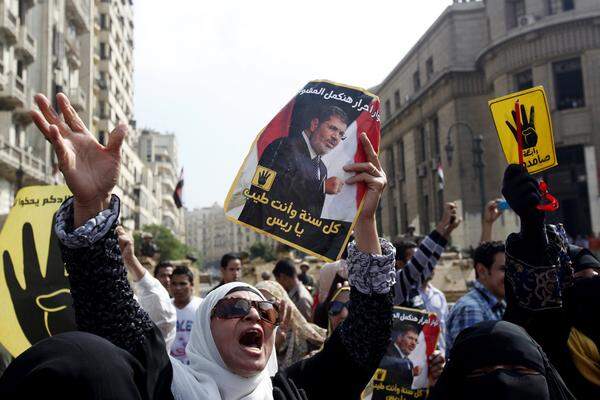 Während der Proteste kam es Medienberichten zufolge auch zu Handgreiflichkeiten zwischen Passanten und Mursi-Anhängern.
