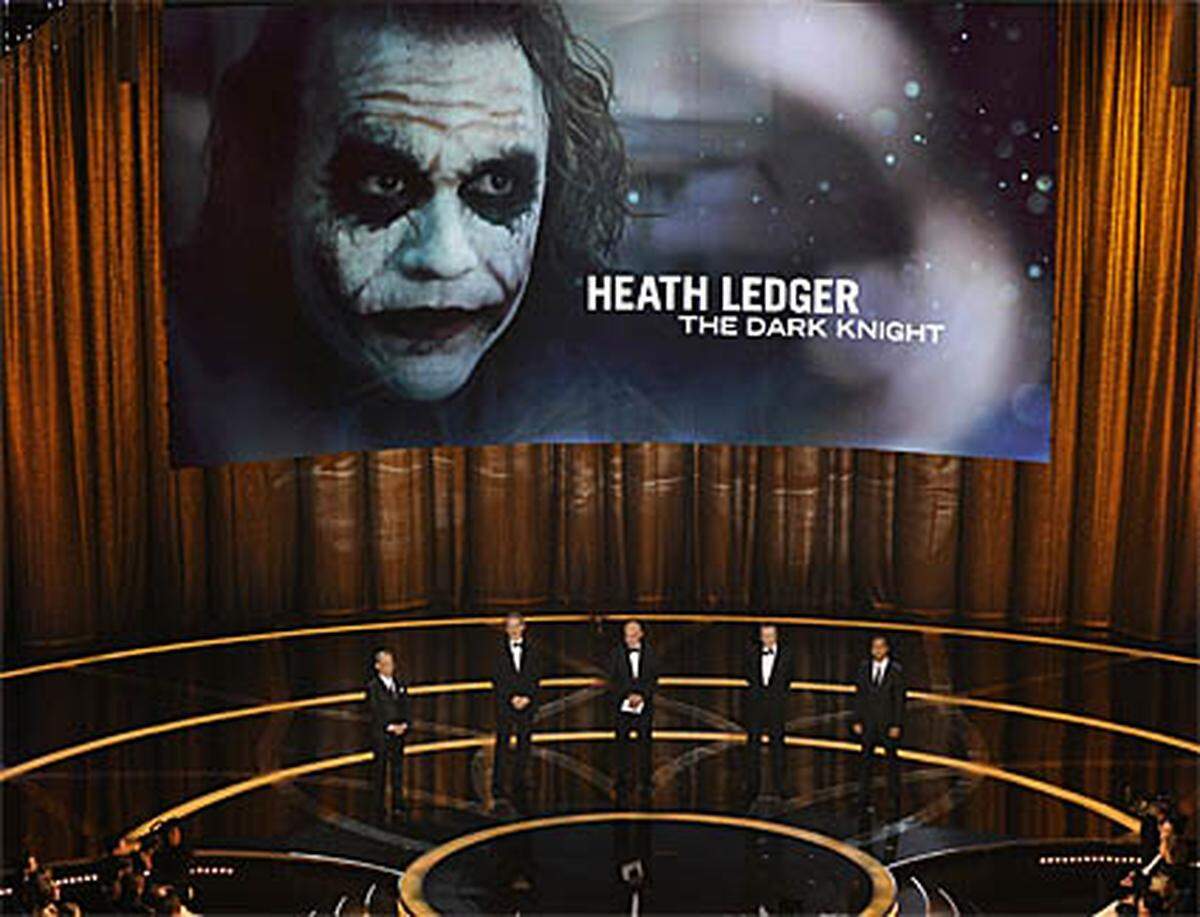 Heath Ledger wird für seine Rolle des Joker im Batman-Film "Dark Knight" posthum für den Oscar als Bester Nebendarsteller ausgezeichnet. Die Nominierten Josh Brolin in "Milk" Robert Downey Jr. in "Tropic Thunder" Philip Seymour Hoffman in "Glaubensfrage" Michael Shannon in "Zeiten des Aufruhrs"