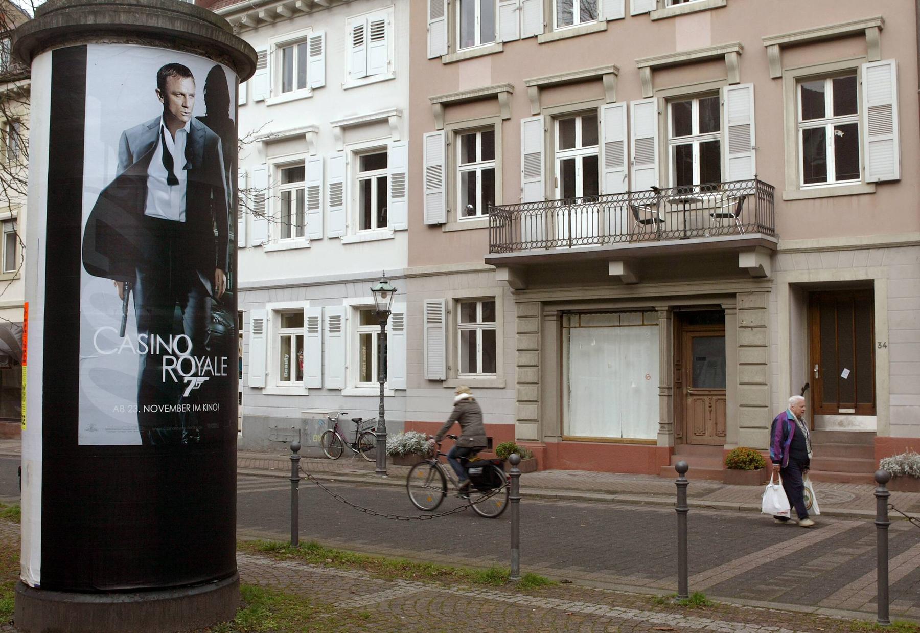 Bond manija na Amazon Prime Video: 'Ni čas za smrt' med najbolj gledanimi, odstranjevanje orožja s plakatov sprožilo val ogorčenja