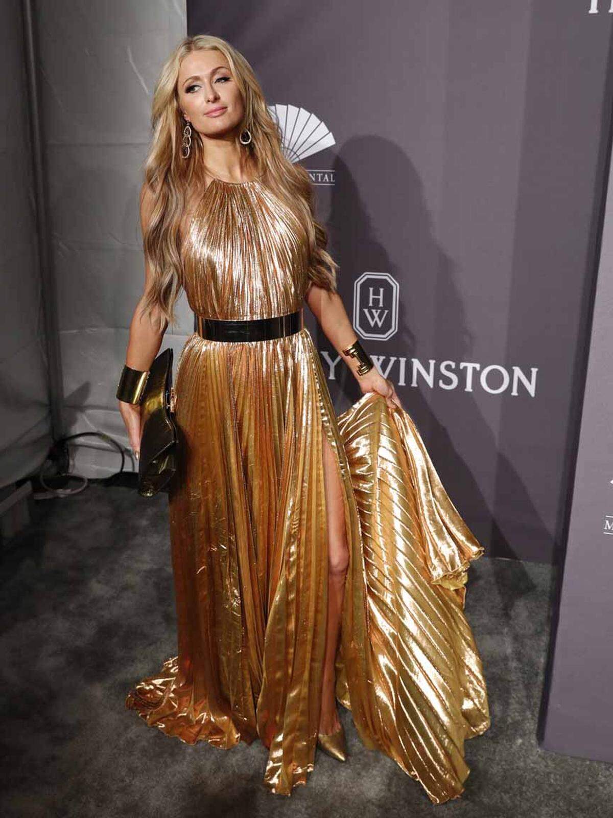 Paris Hilton glitzerte in Gold den Fotografen entgegen.