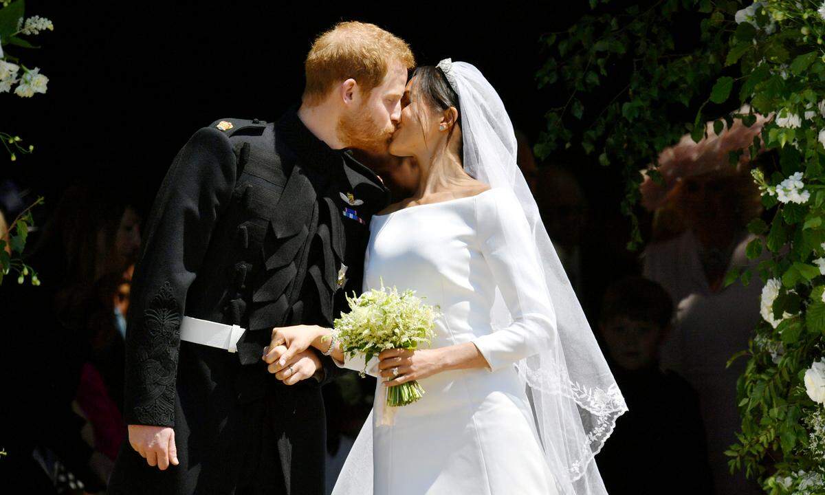 19. Mai. Darauf hatten alle gewartet: Auf den ersten Kuss von Prinz Harry und seiner frisch Angetrauten Meghan Markle auf den Stufen der St. George's Chapel im britischen Windsor.