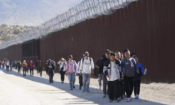 Am US-Grenzzaun: eine Gruppe Chinesen an der Grenze zwischen Mexiko und den USA. 
