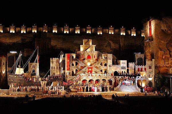 Auch 2000 wurde im Steinbruch "Nabucco" gezeigt, 2011 pausierte die Operr wegen der Passionsspiele. 2002 stand Verdis "Otello" (im Bild) auf dem Programm.