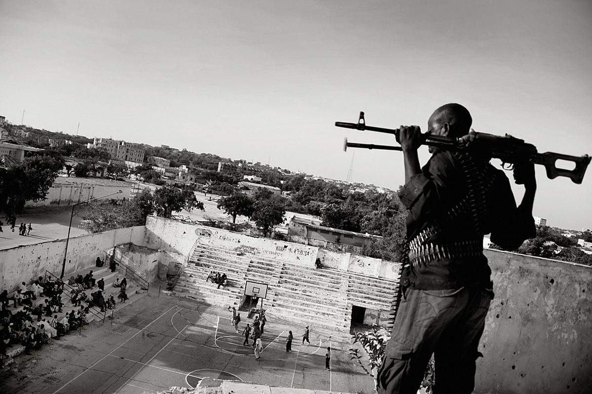 Jan Grarup, Dänemark, Laif 21. Februar 2012, Mogadishu, Somalia: Ein Frauen-Basketballspiel. Die somalische Basketball-Vereinigung bezahlt bewaffnetes Securty-Personal, die Spiele zu überwachen. Die 19-jährige Suweys, Kapitän der Mannschaft, wurde schon mehrfach von radikalen Islamisten bedroht, aber auch von Männern aus ihrer Familie. Sie wollen Frauen das Spiel verbieten. "Ich will einfach dunken", sagt sie Suweys. "Beim Basketball vergesse ich alle meine Probleme."