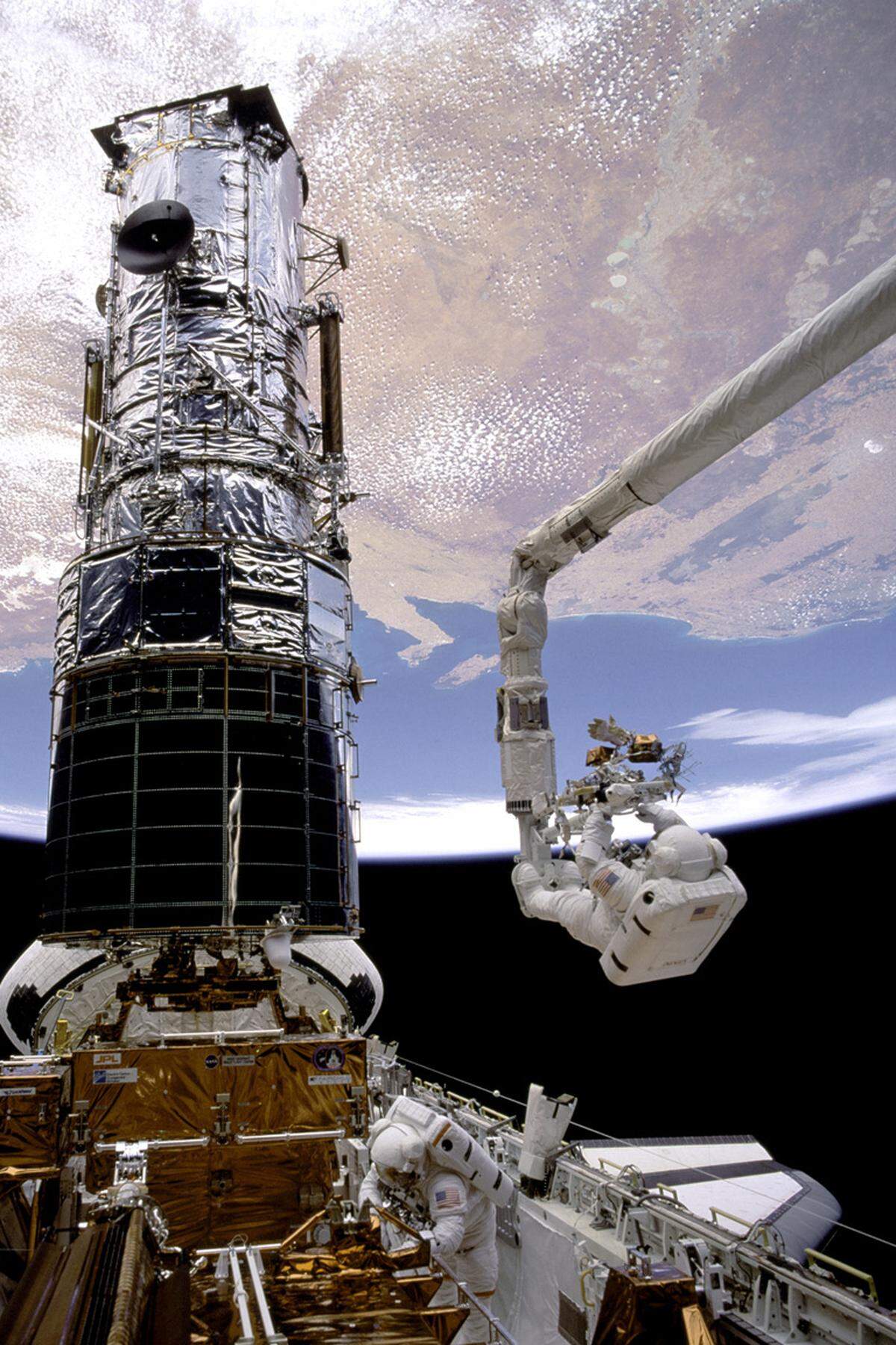 Ihr Jungfernflug im Mai 1992 war eine Rettungsmission, in der ein Nachrichtensatellit eingefangen und in die richtige Umlaufbahn gelenkt wurde. Ihr wichtigster Einsatz führte "Endeavour" aber 1993 zum Weltraumteleskop "Hubble", wo Astronauten in nervenzehrender Kleinarbeit dafür sorgten, dass es wieder scharfe Bilder liefern konnte.
