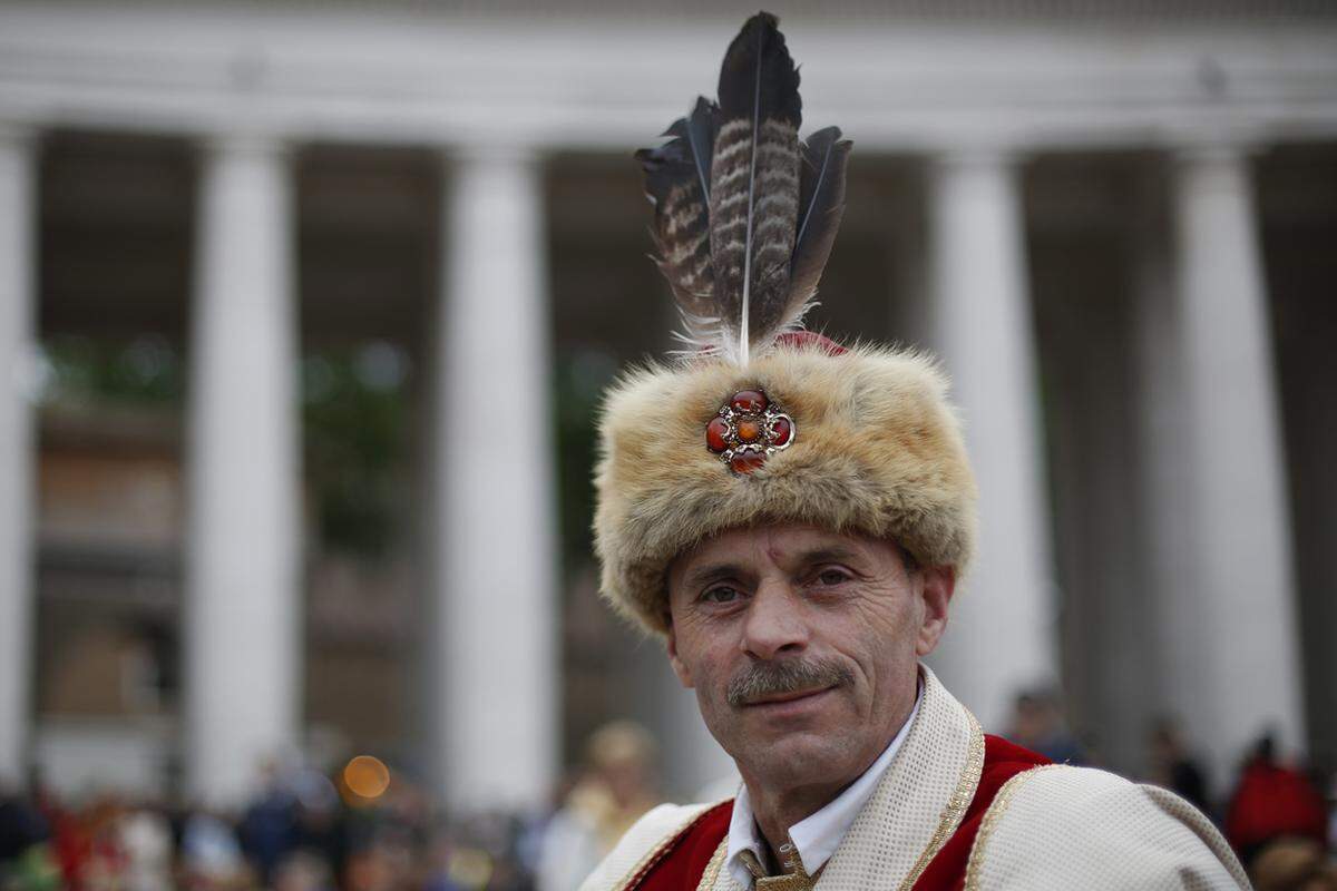Ein polnischer Pilger in traditioneller Tracht.