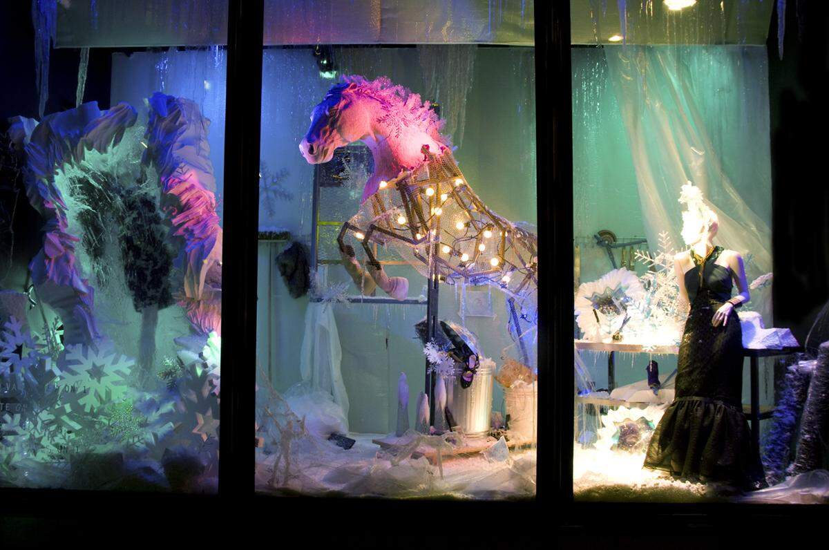 Einen zeitgenössischen Ansatz Weihachten darzustellen wählte man auch bei der britischen Kaufhauskette Harvey Nichols. Alle Schaufenster wurden unter das Motto "Frozen Christmas" gestellt.