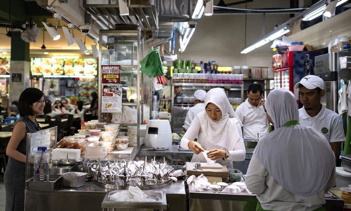 Als interessantester Ort für Streetfood gilt derzeit Singapur. Eine hypermoderne Stadt, die aufgrund ihrer unglaublichen ethnischen Vielfalt unzählige Straßenküchen-Traditionen aus aller Herren Länder anbieten kann.