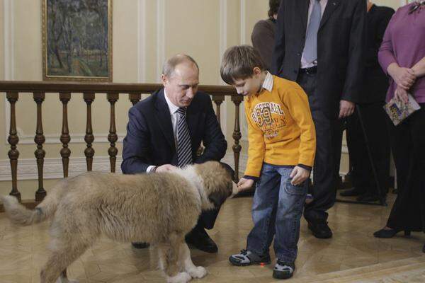 Ein fünfjähriger Bub hatte ein Gewinnspiel gewonnen und durfte den Namen für den Hund aussuchen, den Putin von dem bulgarischen Ministerpräsidenten Boiko Borissow geschenkt bekommen hatte. Putin besitzt bereits den schwarzen Labrador "Koni".