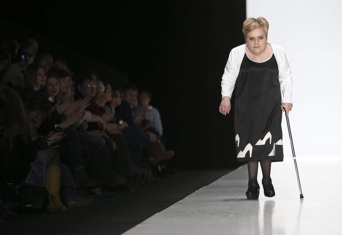 Eine Modeschau der etwas anderen Art wurde im Zuge der Mercedes Benz Fashion Week in Moskau präsentiert. Über 30 Designer entwarfen für die Initiative "Fashion Without Borders" Mode für Menschen mit Beeinträchtigungen.