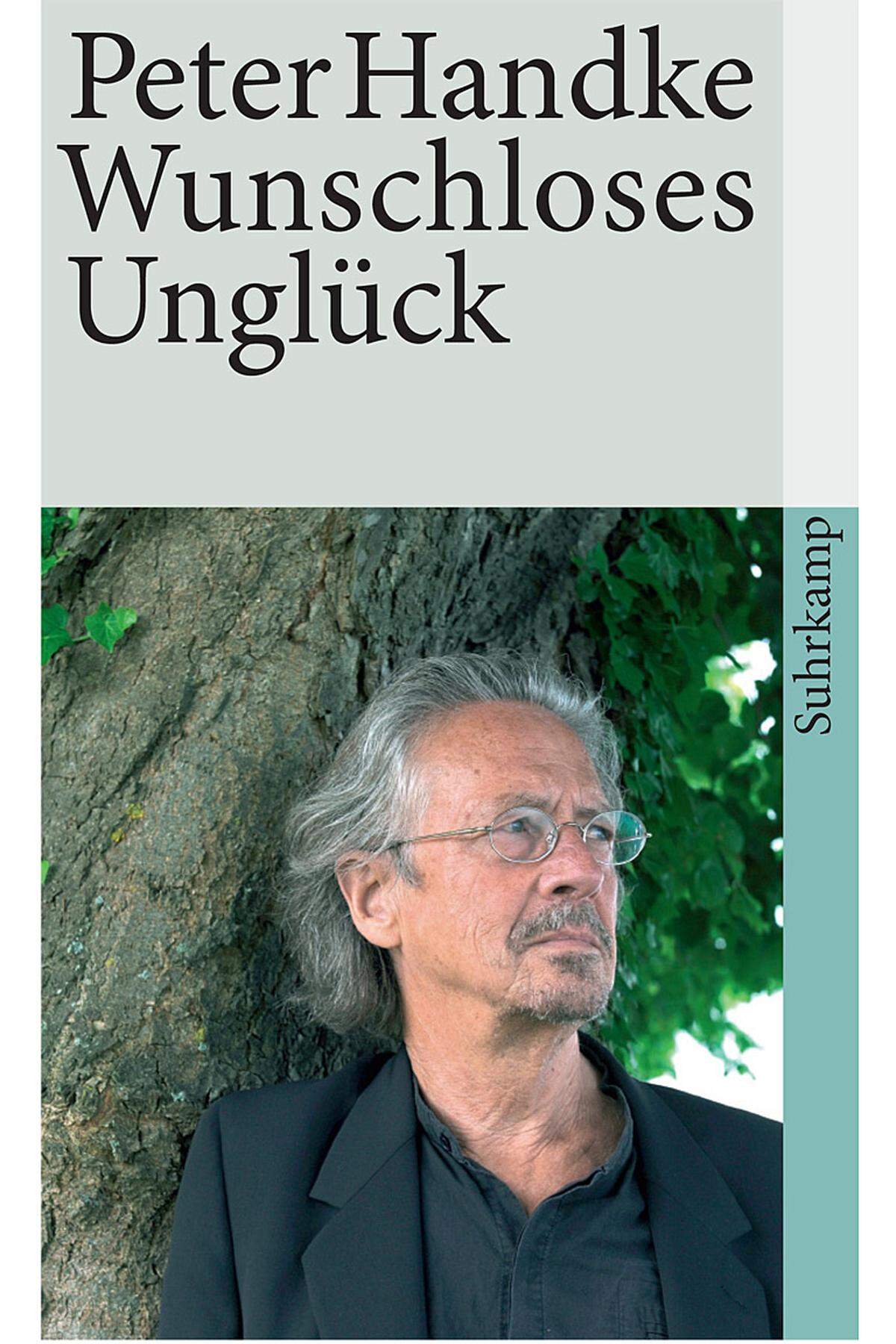 Wohl die erste Empfehlung für Handke-Einsteiger: Er erzählt darin die Geschichte seiner Mutter, die Selbstmord beging. Die familiäre Enge am Land (im unterkärntnerischen Griffen), die patriarchale Machtstruktur, die Sprachlosigkeit einer Zweisprachigen (Handkes Mutter war Kärntner Slowenin) - dies alles fängt der Autor ein. Die Frauen sind in der Erzählung allgemein "selten wunschlos und irgendwie glücklich, meistens wunschlos und ein bißchen unglücklich."