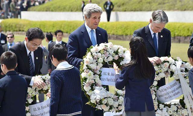 US-Außenminister John Kerry (m.) an der Gedenkstätte, rechts von ihm sein britischer Kollege Philipp Hammond