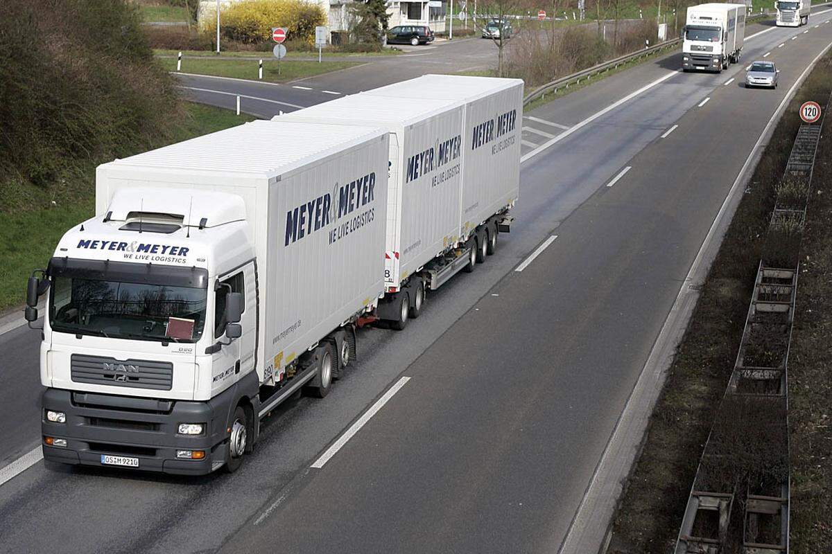 Und dann ist da natürlich das Thema Sicherheit. Während die Befürworter der Gigaliner betonen, dass es in Ländern, in denen die Lkw bereits fahren, keine Probleme gibt, warnen die Gegner. So sei das Überholen der 25 Meter langen Riesen wesentlich gefährlicher als bei herkömmlichen Lkw. Der Überholvorgang würde länger dauern, die Situation sei wesentlich unübersichtlicher.