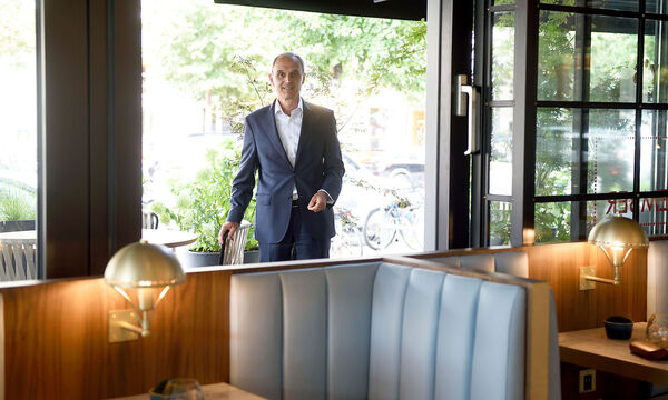 Norbert B. Lessing, Country General Manager von Hilton Austria im nagelneu renovierten Hilton Vienna Park in Wien Mitte.