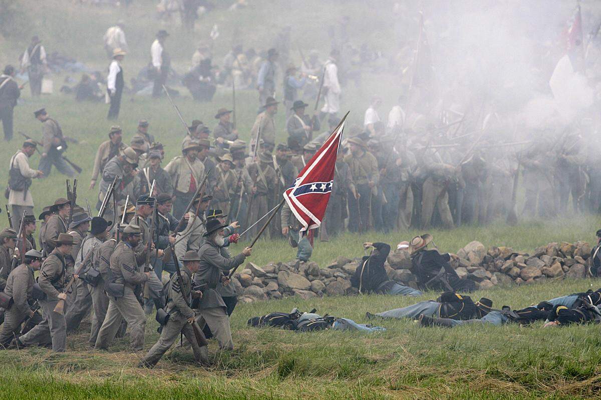 Als entscheidender Wendepunkt des Krieges gilt die Schlacht von Gettysburg, eine der blutigsten Schlachten auf dem Kontinent: Am 1. Juli 1863 wollten die Konföderierten bei der Kleinstadt Gettysburg in Pennsylvania einmarschieren. Am 3. Juli erlebten sie eine herbe Niederlage. Militärhistoriker gehen von 7000 bis 8000 Toten, circa 10.000 Vermissten und 27.000 Verwundeten aus.