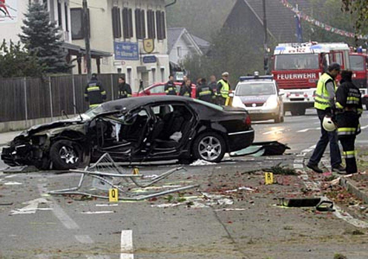 Der VW hatte ein Verkehrszeichen und einen Vorwegweiser gerammt. Danach geriet er mit dem linken Vorderrad auf eine Böschung. Das Fahrzeug mähte eine Thujenhecke nieder, krachte gegen den Betonpfeiler eines Gartenzaunes und gegen einen Hydranten. Danach überschlug sich das Auto mehrmals und kam im rechten Winkel zur Fahrtrichtung auf den Rädern zum Stillstand.