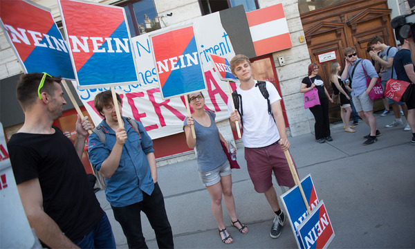Nicht nur die rote Parteijugend protestiert gegen Rot-Blau im Burgenland.
