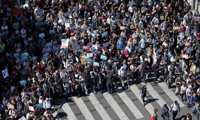 Die Polizei berichtet von 40.000, die Linkspartei La France Insoumise von 160.000 Teilnehmern.