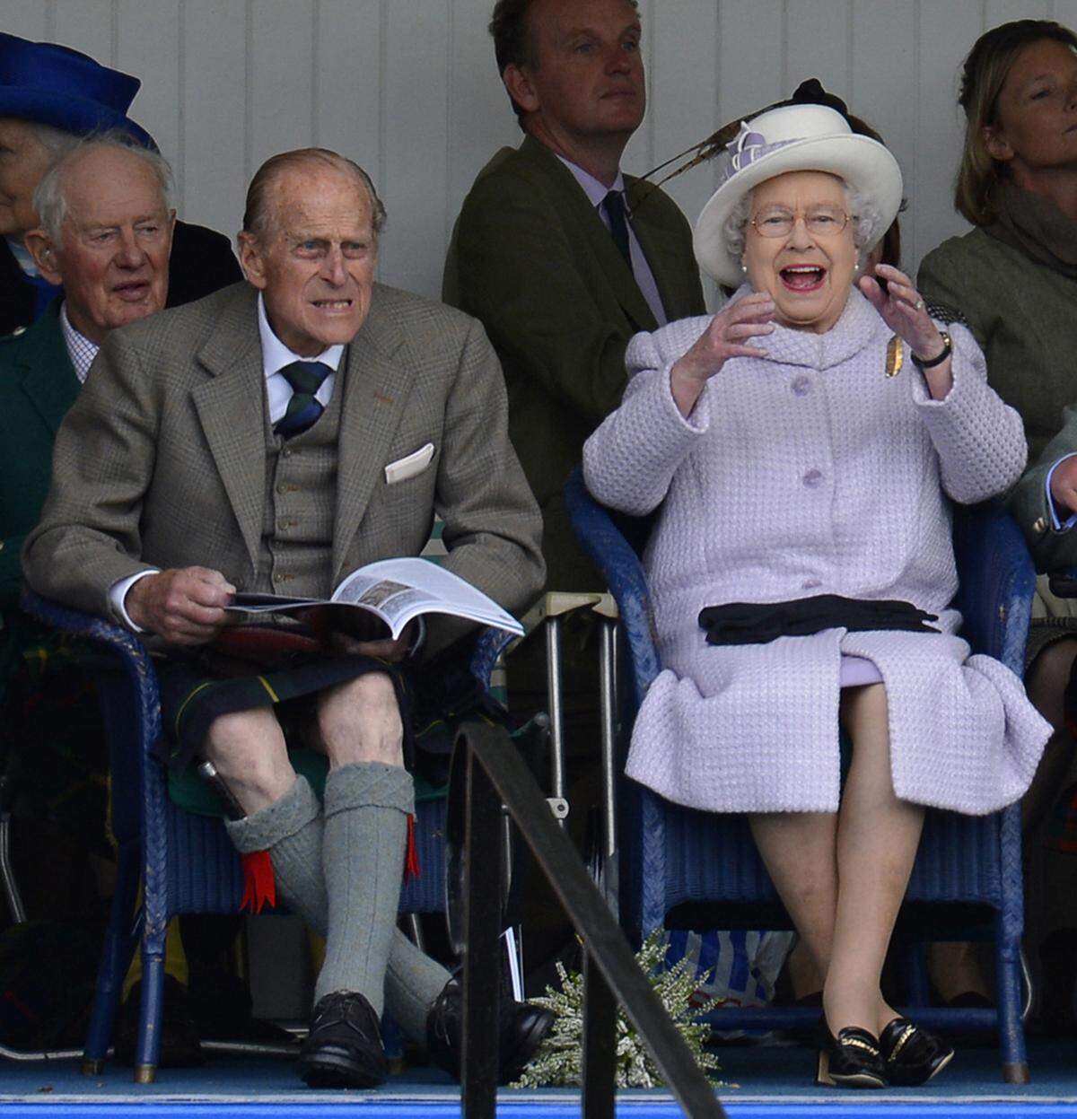 Nicht nur Prinz Harry bereitet dem britischen Königshaus sorgen, auch über den letzten Auftritt ihres Ehemanns soll die Queen not amused sein. Wie üblich soll Philip keine Unterhose unter seinem Schottenrock getragen haben und in einem unachtsamen Moment wie sein Enkel seine Kronjuwelen gezeigt haben.