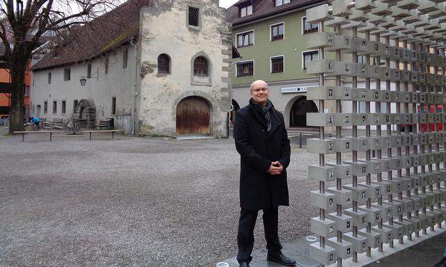 Hans Gruber vor dem Zeughaus, dem ältesten Bau der Stadt, neben der Installation „Leben.Lachen.Sterben“ zur 800-Jahr-Feier.