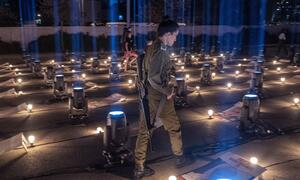 Ein bewaffneter israelischer Soldat bei einer Gedenkfeier für die 229 Geiseln, die sich in den Händen der Hamas befinden, vor dem Sportstadion in Jerusalem.