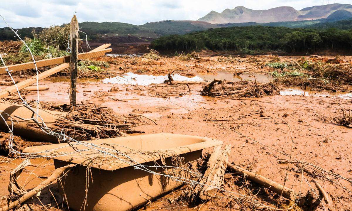 "Wir werden alles in unserer Macht Stehende tun, um den Opfern zu helfen, die Schäden gering zu halten, die Fakten zu ermitteln, für Gerechtigkeit zu sorgen und diese Tragödien für die Brasilianer und die Umwelt künftig zu verhindern", schrieb Staatschef Jair Bolsonaro auf Twitter.