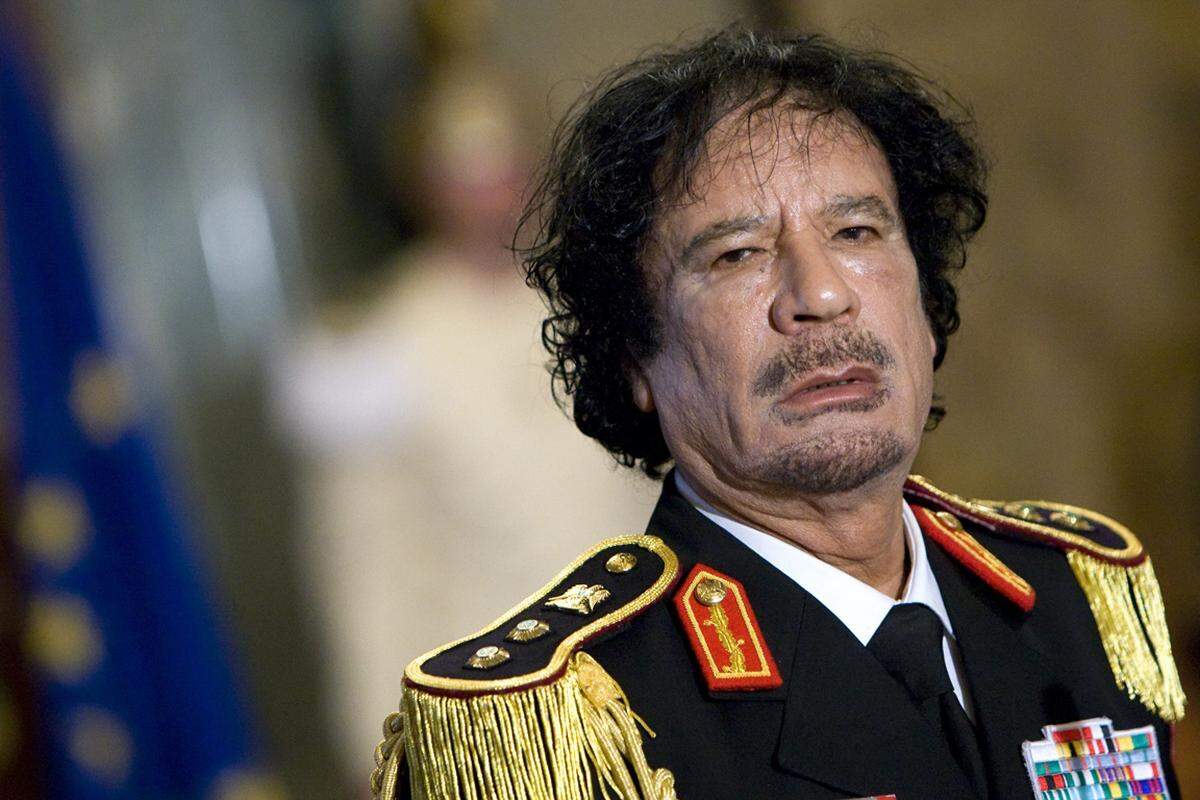 Das erlebte jüngst die London School of Economics (LSE). Die Elite-Uni hatte eine Spende über 1,8 Millionen Euro von einer Stiftung eines Gaddafi-Sohns angenommen, ebenso wie einen mit 2,5 Millionen Euro dotierten Ausbildungsauftrag vom libyschen Regime. Das kostete dem Chef der Uni, Howard Davies, den Kopf.