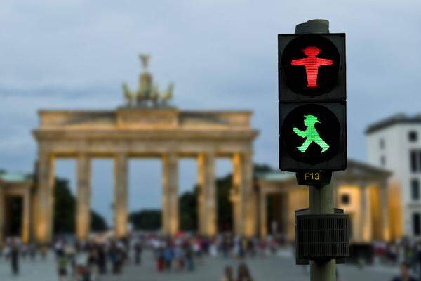 2013 fanden Forscher der Bremer Jacobs University heraus, dass die Gestalt des DDR-Männchens, vor allem aufgrund der ausgestreckten Arme beim roten "Stoppi", auf Probanden die stärkere Singalwirkung hat...